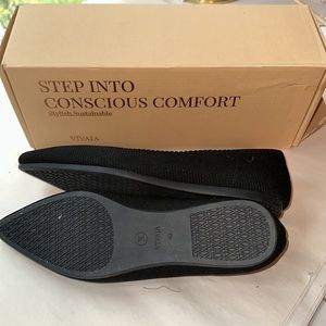 Vivaia Aria 5°
Classic pointed-toe flat black 40